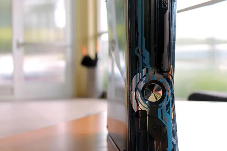 343 Industries unveil Xbox 360 Limited Edition console, had "dozens of iterations"