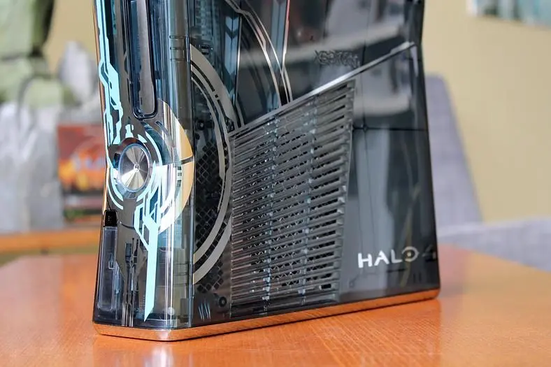 343 Industries unveil Xbox 360 Limited Edition console, had "dozens of iterations"