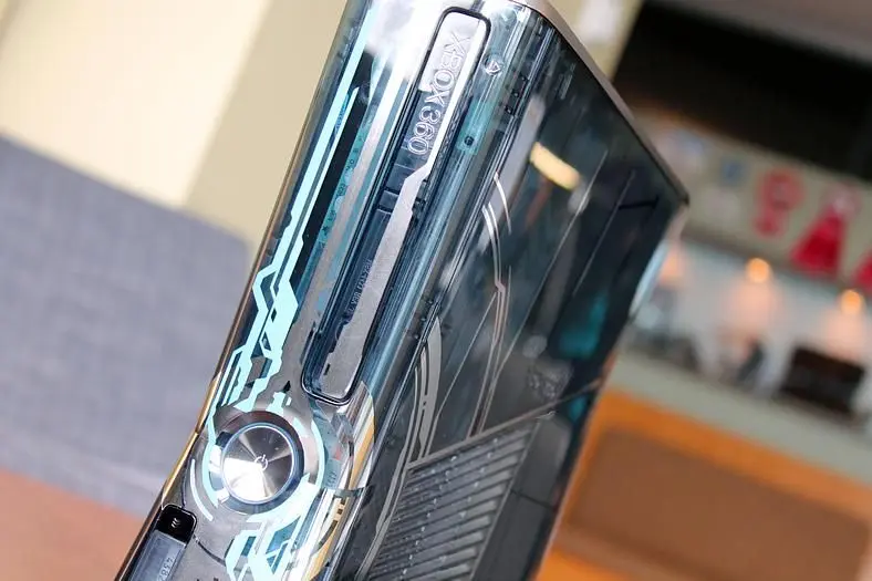 343 Industries unveil Xbox 360 Limited Edition console, had "dozens of iterations"