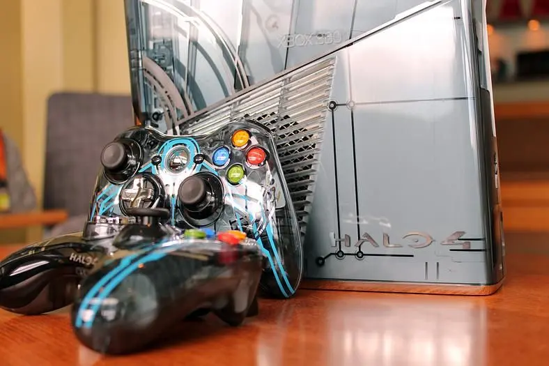 343 Industries unveil Xbox 360 Limited Edition console, had "dozens of iterations"