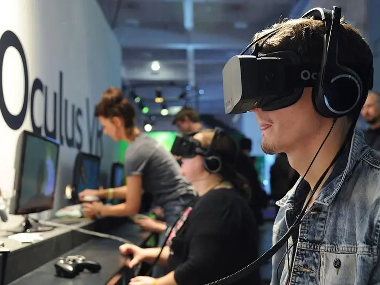 Oculus VR delays some early Oculus Rift pre-orders due to component shortages, shipping now free