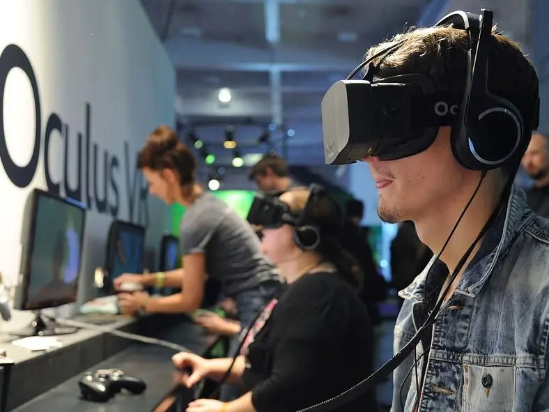 Oculus VR delays some early Oculus Rift pre-orders due to component shortages, shipping now free