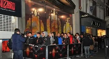 Diablo III pre-orders top 2 million, world holds 8,000 mignight launches