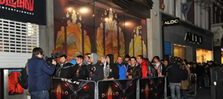 Diablo III pre-orders top 2 million, world holds 8,000 mignight launches